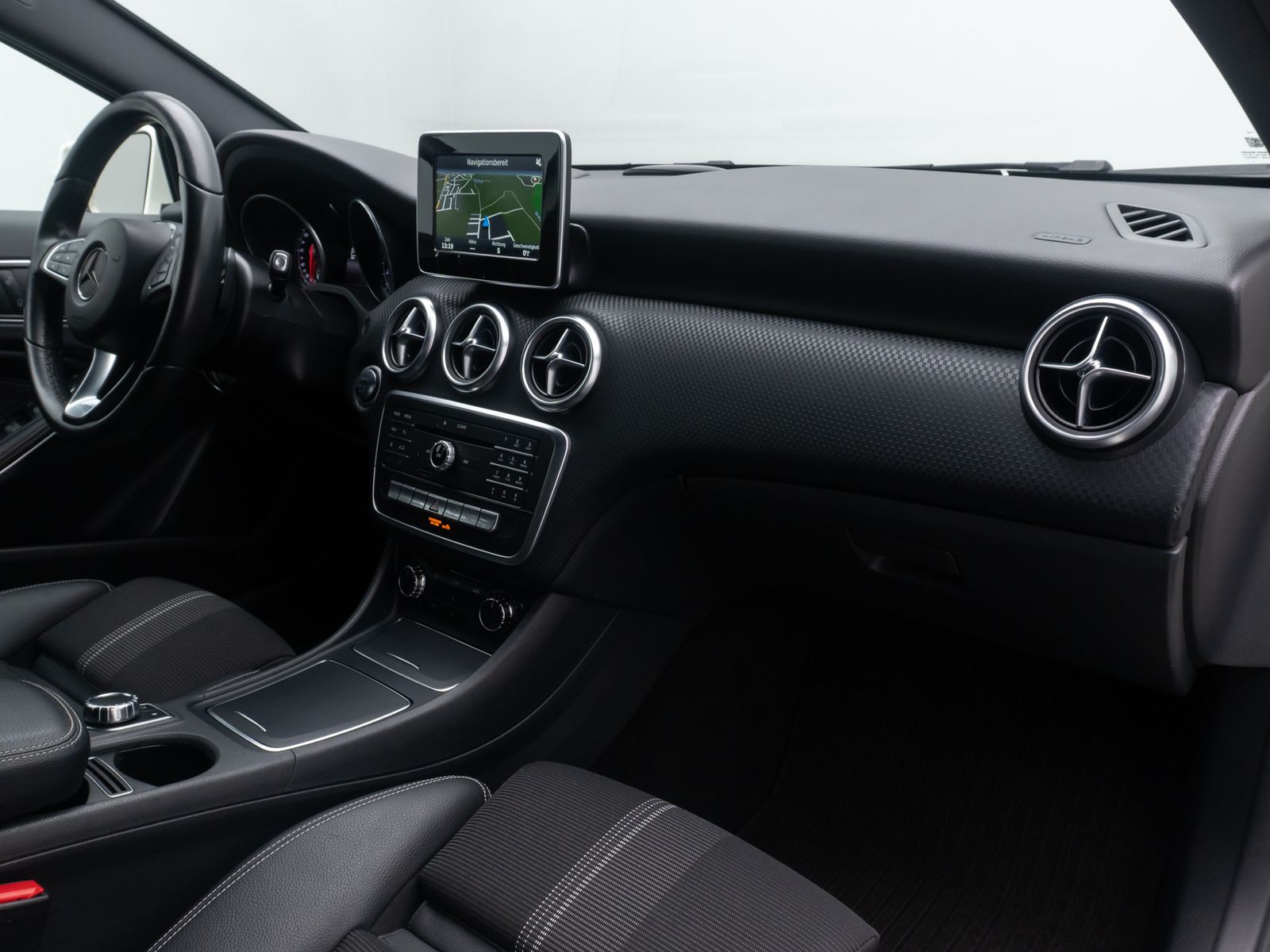 Fahrzeugabbildung Mercedes-Benz A180 BlueEfficiency Tempomat LED ParkAss NAVI