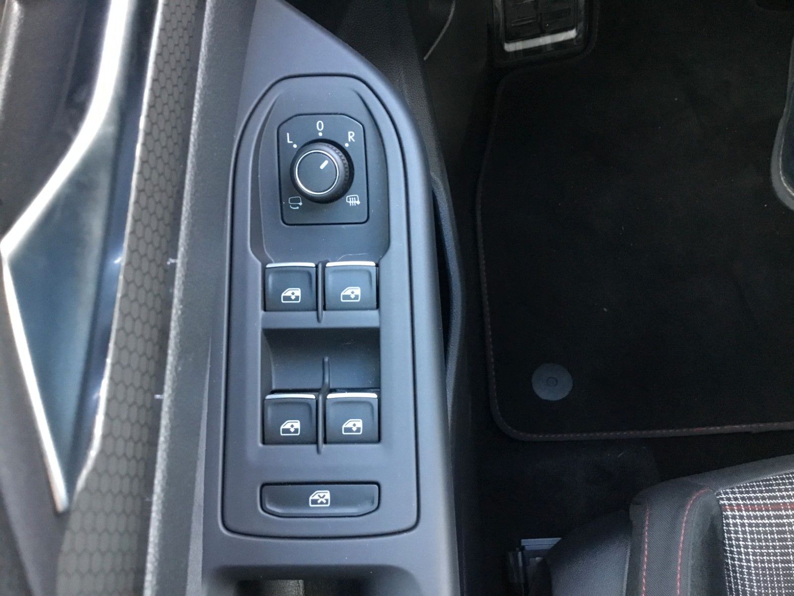 Fahrzeugabbildung Volkswagen Golf 2.0 TSI DSG GTI+Pano+18"+IQ Light