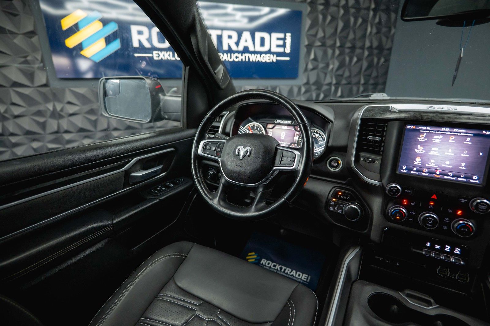 Fahrzeugabbildung Dodge RAM 5.7 V8 HEMI 4x4 OFFROAD Night-Paket *LED*