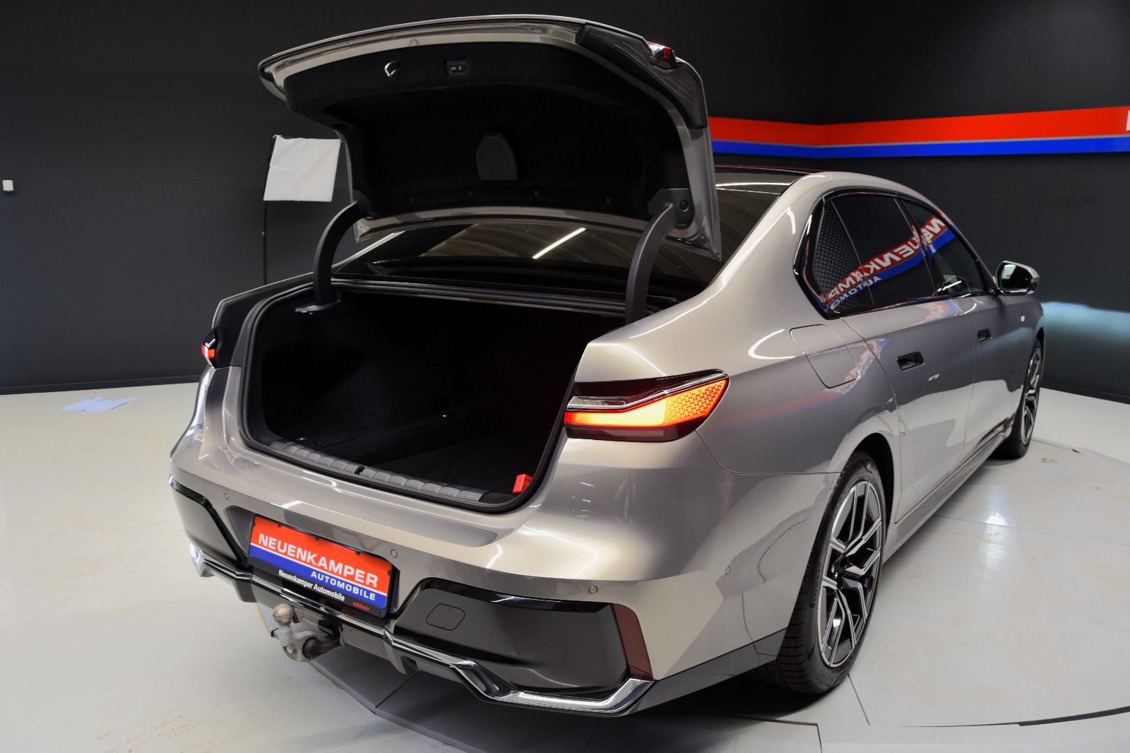 Fahrzeugabbildung BMW 740d xDrive M Sport Sky-Lounge AHK Standheizung