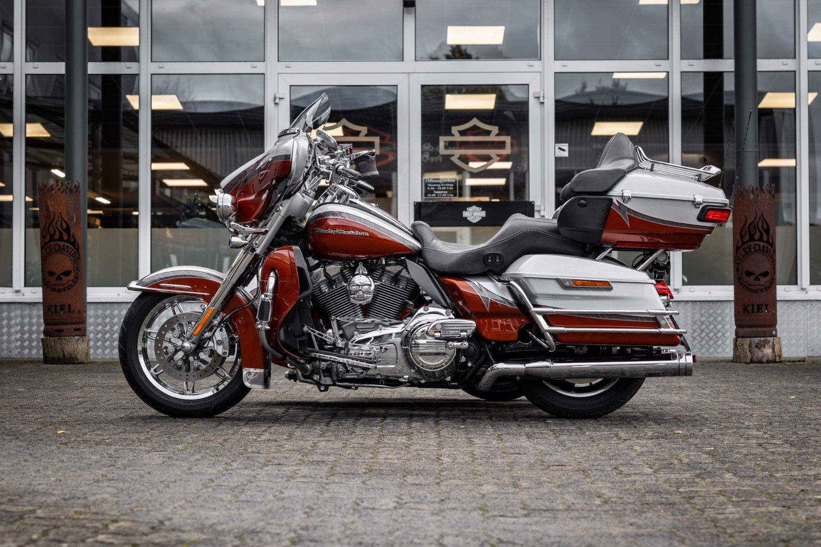 Fahrzeugabbildung Harley-Davidson FLHTKSE CVO E-Glide - V-Triebwerk Gespann