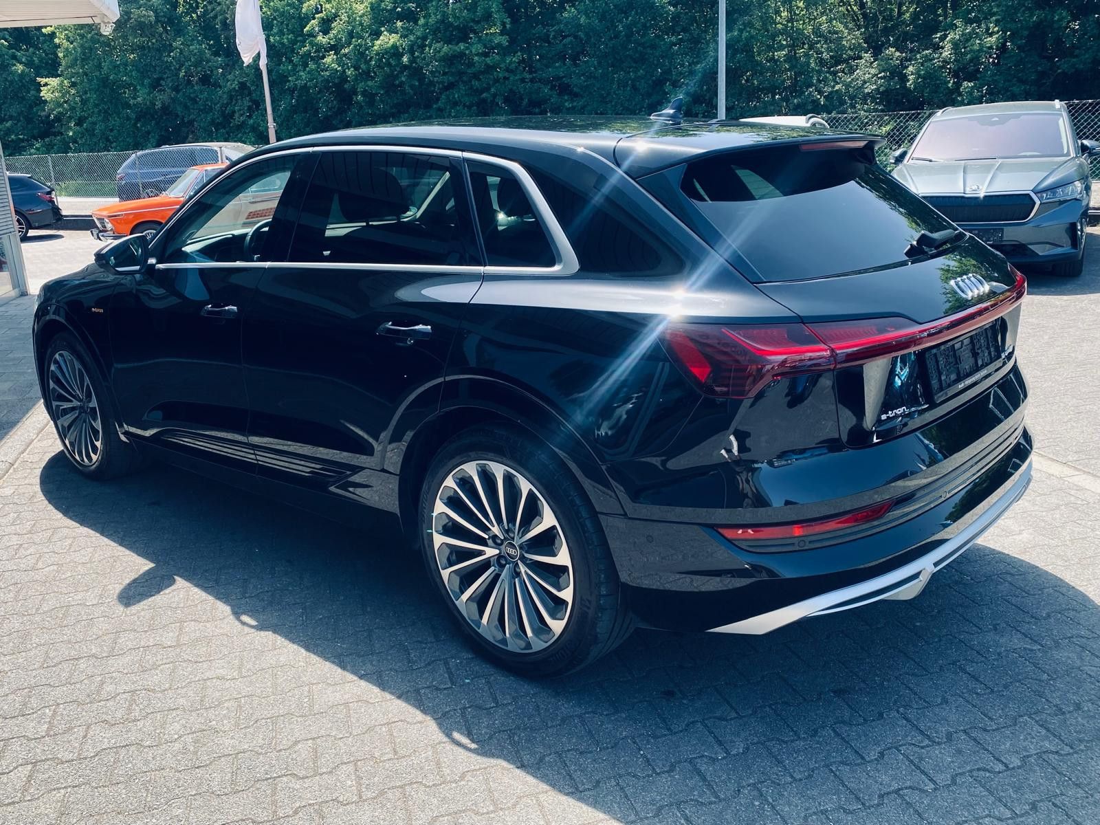 Fahrzeugabbildung Audi e-tron 55 Quat S LINE LUFT+LED+NAVI+SHZ+KAM+B&O+
