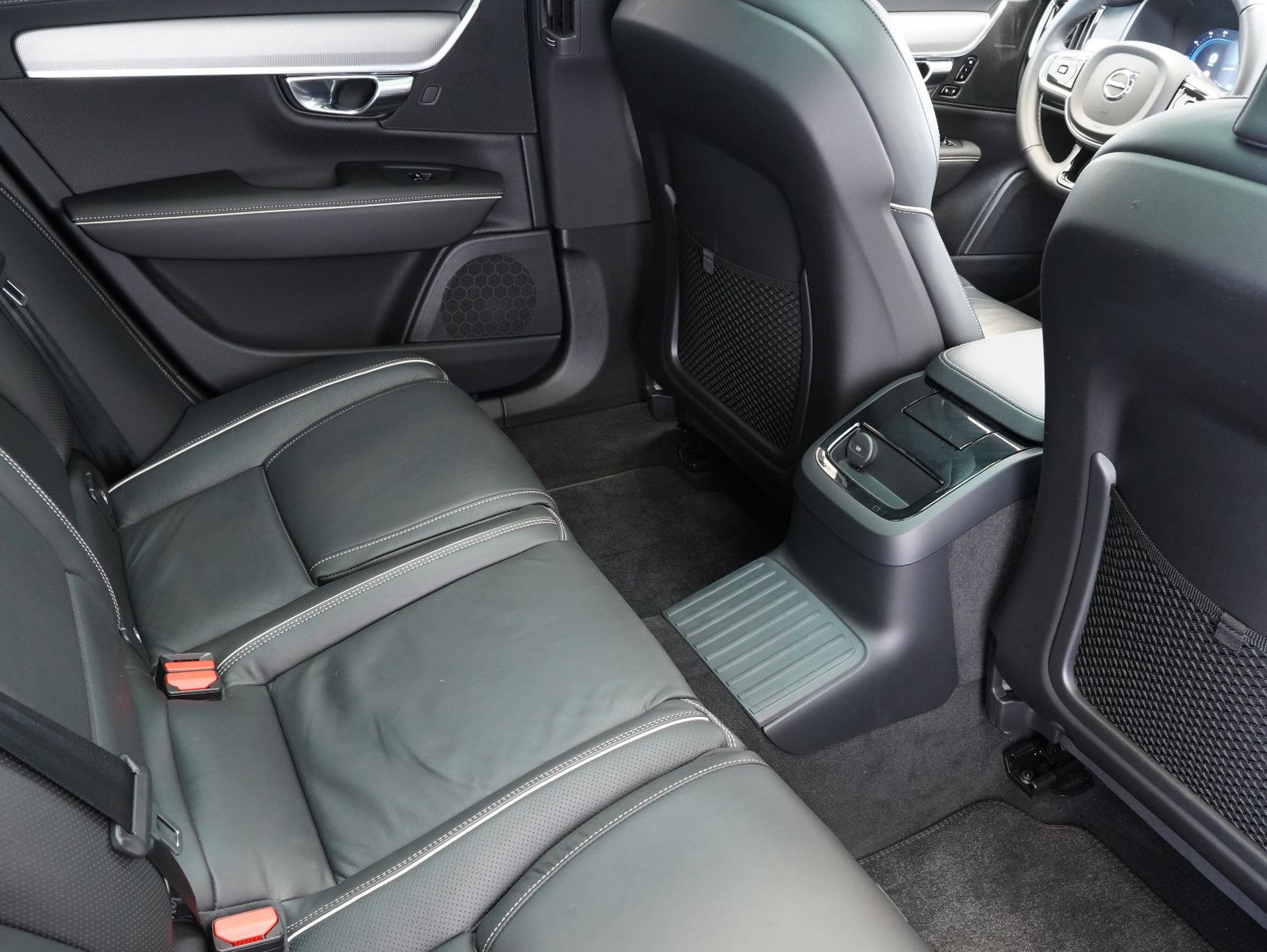 Fahrzeugabbildung Volvo V90 T6 AWD Recharge Plug-In Plus Dark