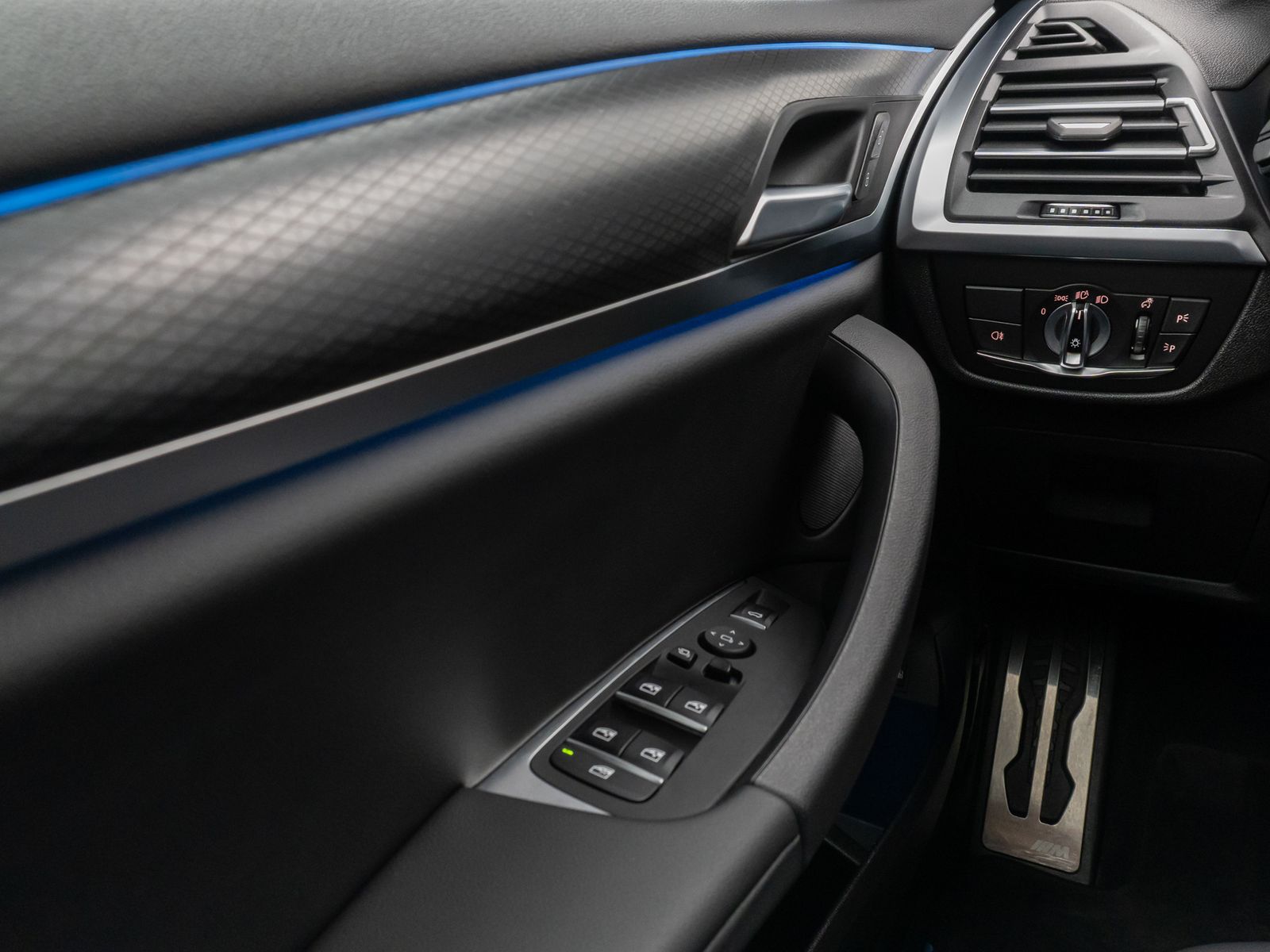Fahrzeugabbildung BMW X3 xD30e M Sport Kamera DAB DrivAssis LED 20Zoll