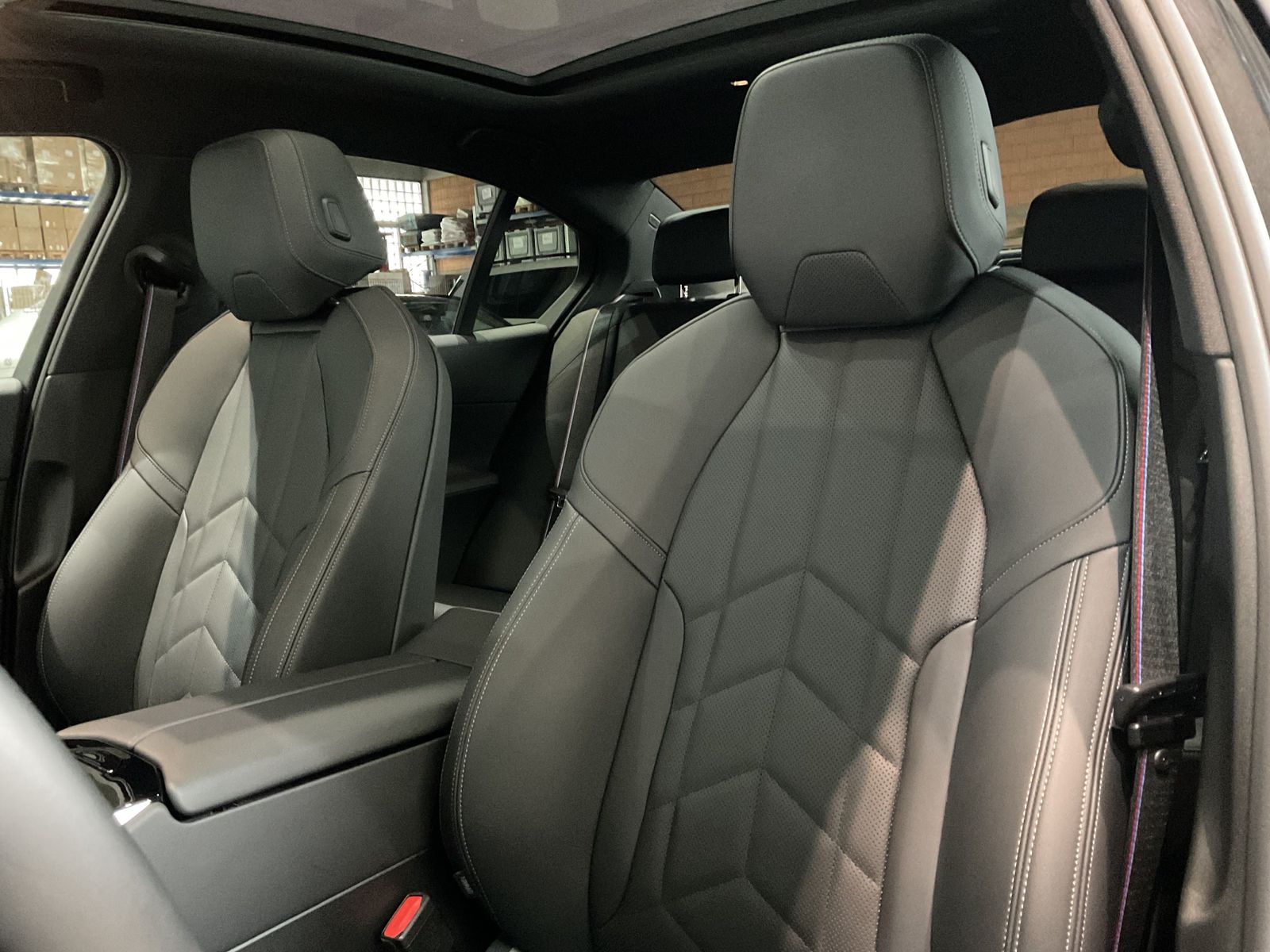 Fahrzeugabbildung BMW i5 M60 xDrive Limousine, Sitheizung vorne und hi