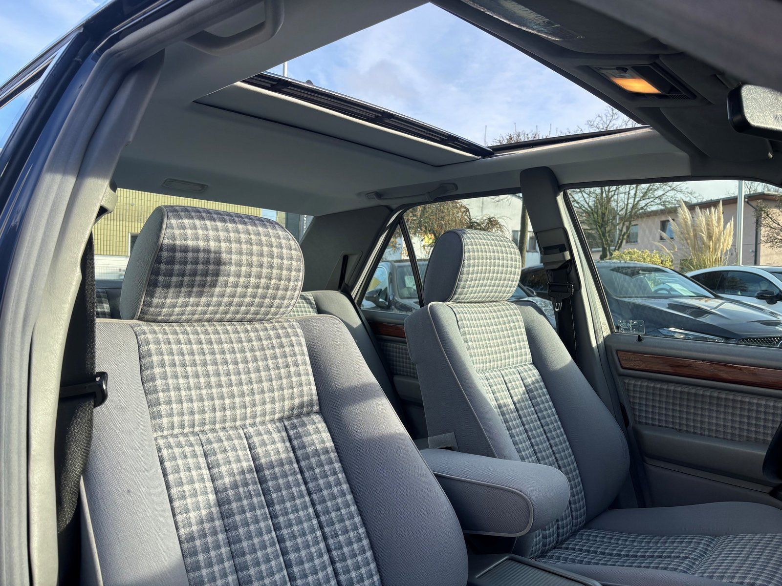 Fahrzeugabbildung Mercedes-Benz E 220 SCHIEBEDACH*KLIMA*SITZHEIZUNG*AUTOMATIK