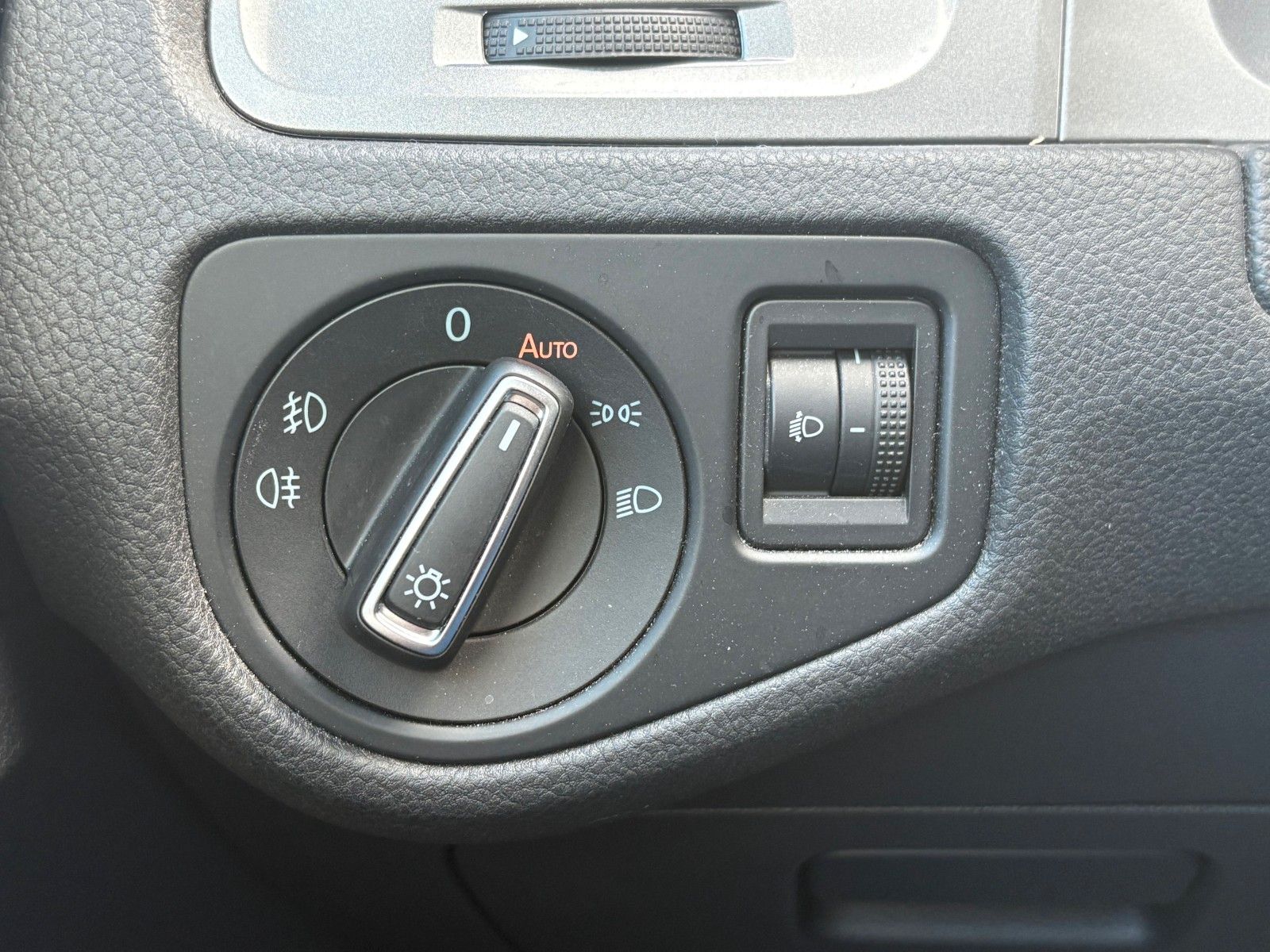 Fahrzeugabbildung Volkswagen Golf VII 1.2 TSI Variant Lounge 1.HAND SCHECKHEF