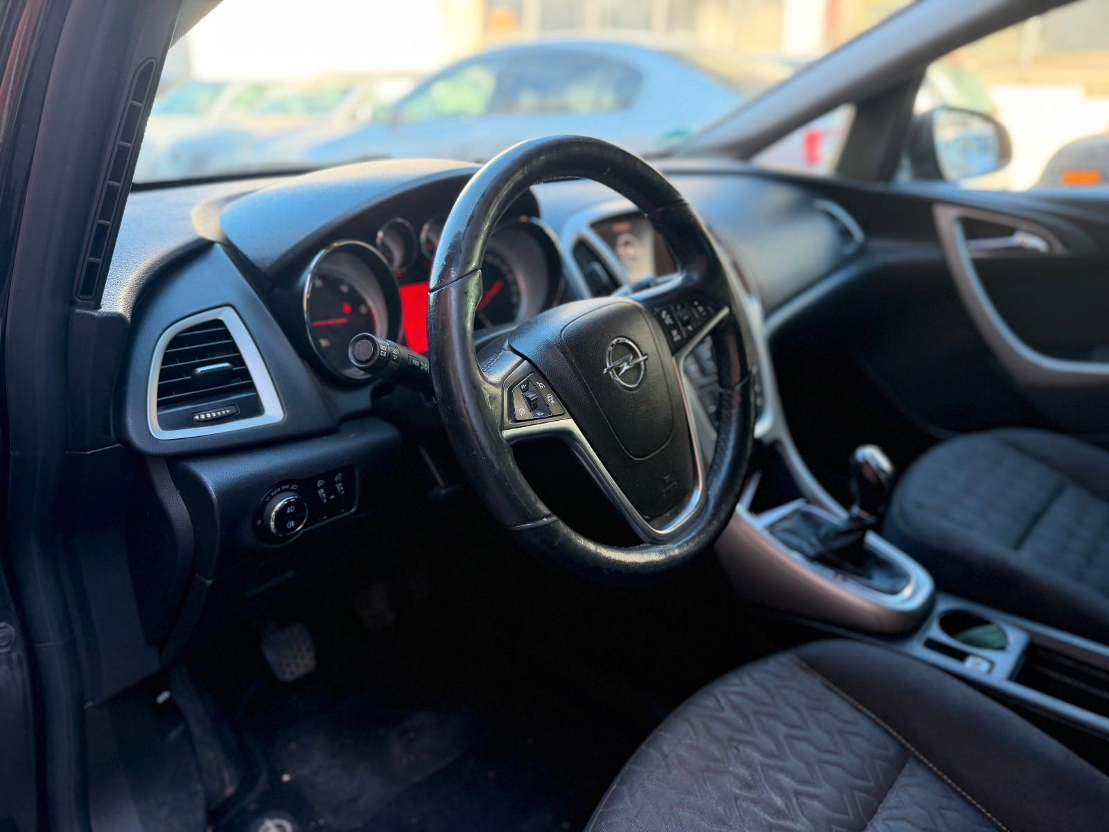Opel Astra 2013 — photo 19