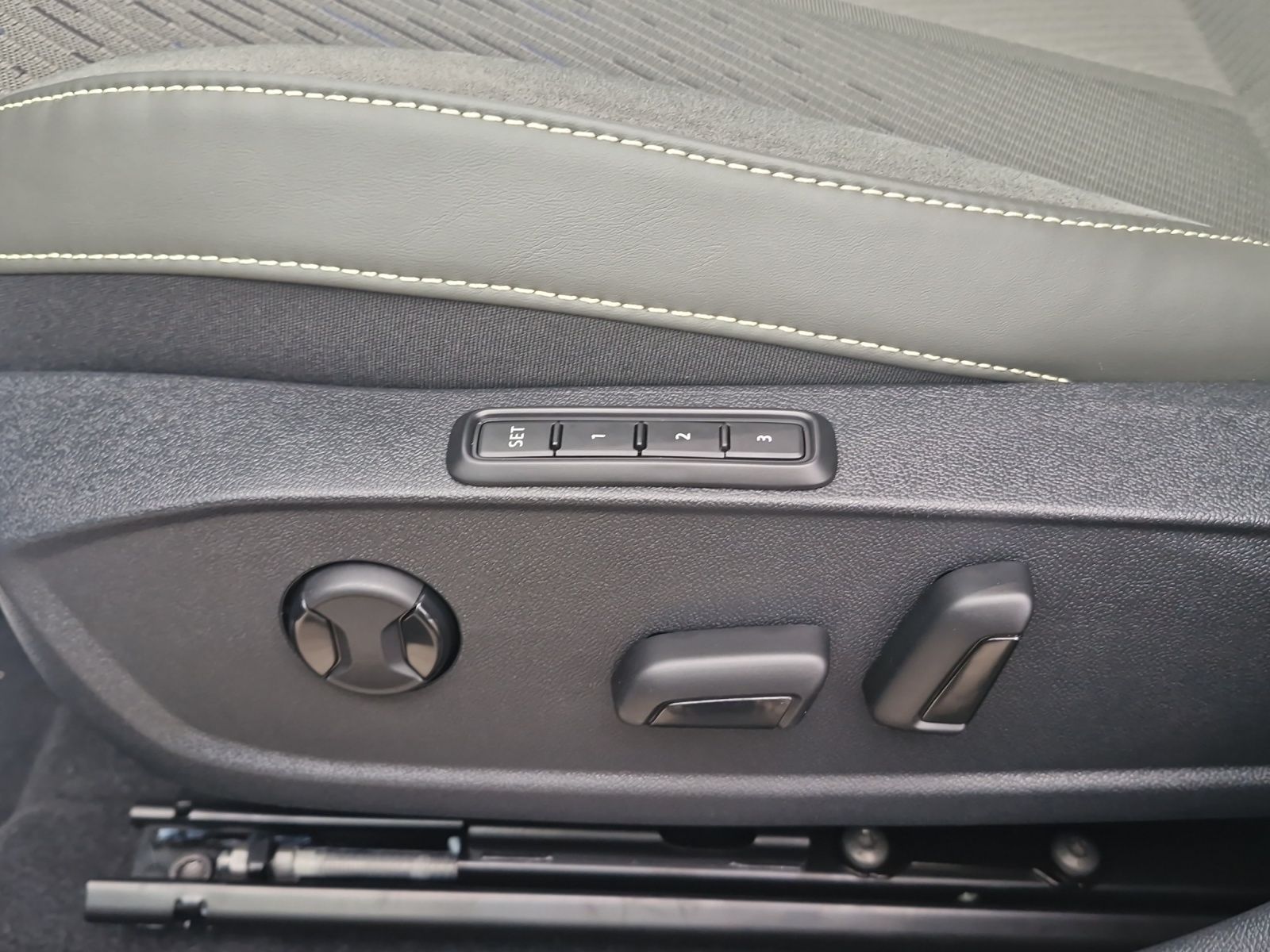 Fahrzeugabbildung CUPRA Leon Sportstourer 2.0 TSI 4Drive VZ AHZ Matrix P