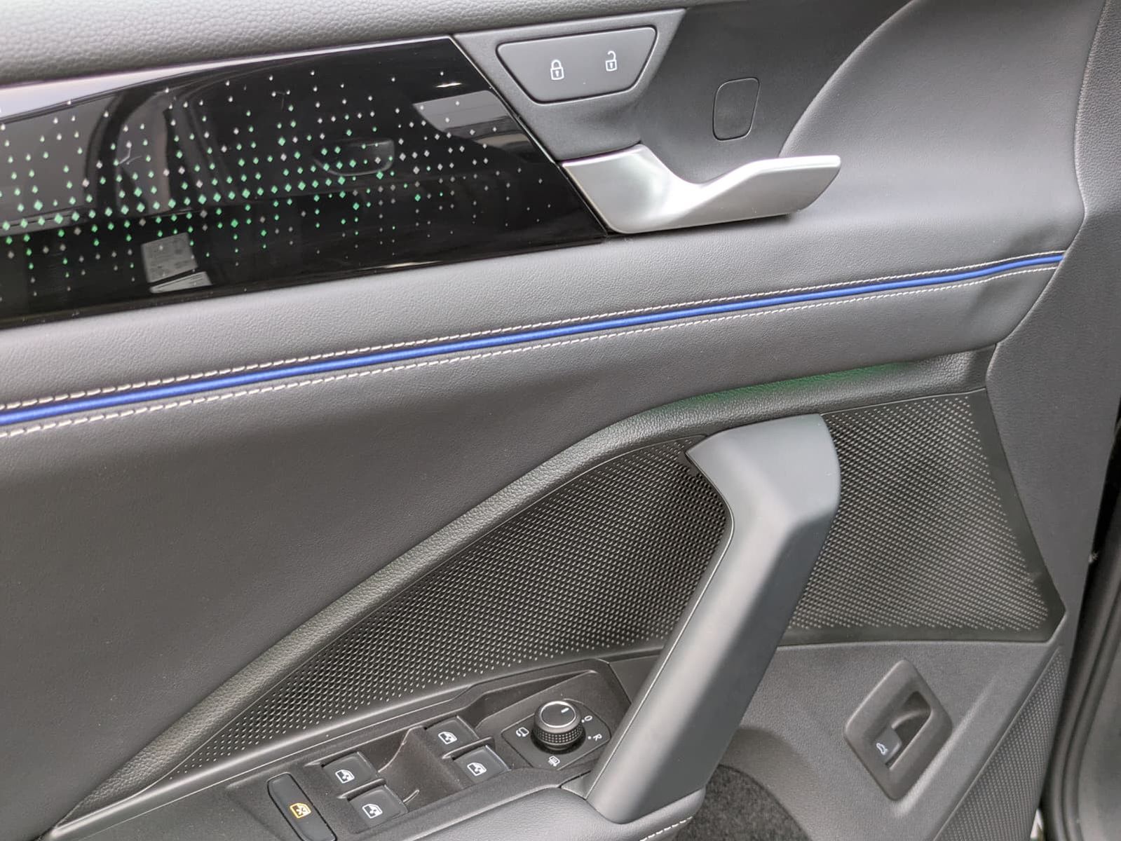 Fahrzeugabbildung Volkswagen Tiguan 2.0 TDI 4M R-Line PANO*H&K*AHK*MATRIX*20"