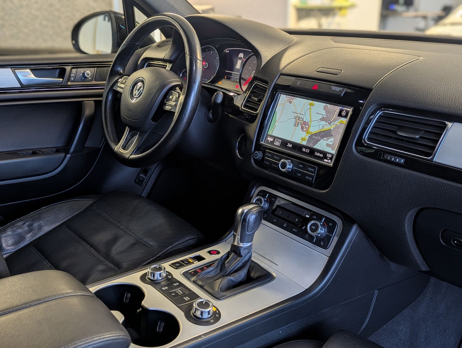 VW Touareg V6 3.0TDI Luft Leder AHK ACC Cam 20" - Image 11