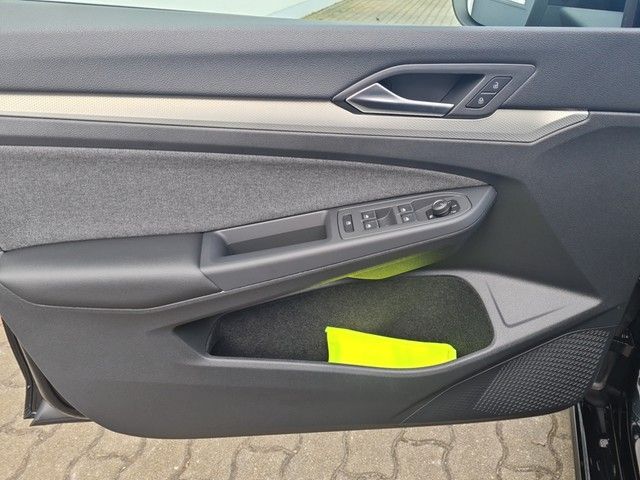 Fahrzeugabbildung Volkswagen Golf VIII TSI Move LED AID RFK SH LM