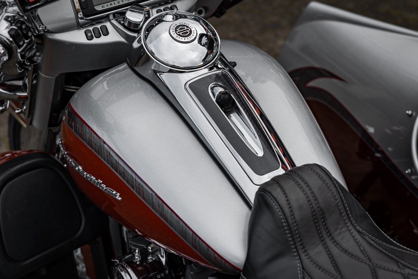 Fahrzeugabbildung Harley-Davidson FLHTKSE CVO E-Glide - V-Triebwerk Gespann