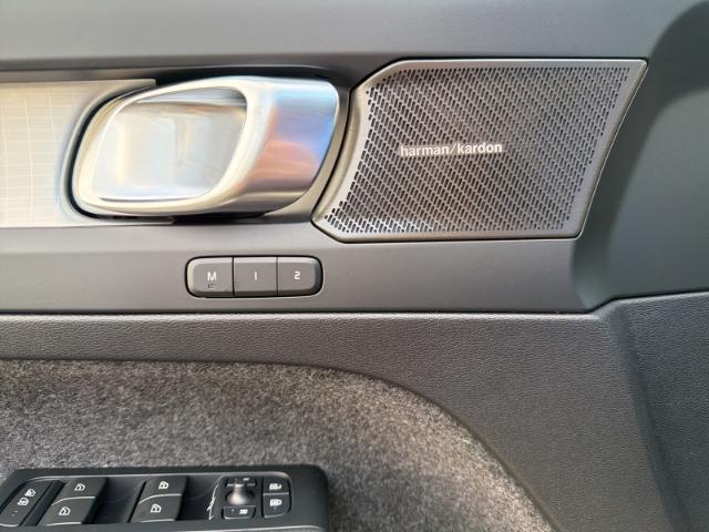 Volvo XC40 B4 Mild-Hybrid Ultra Dark Standheizung AHK 