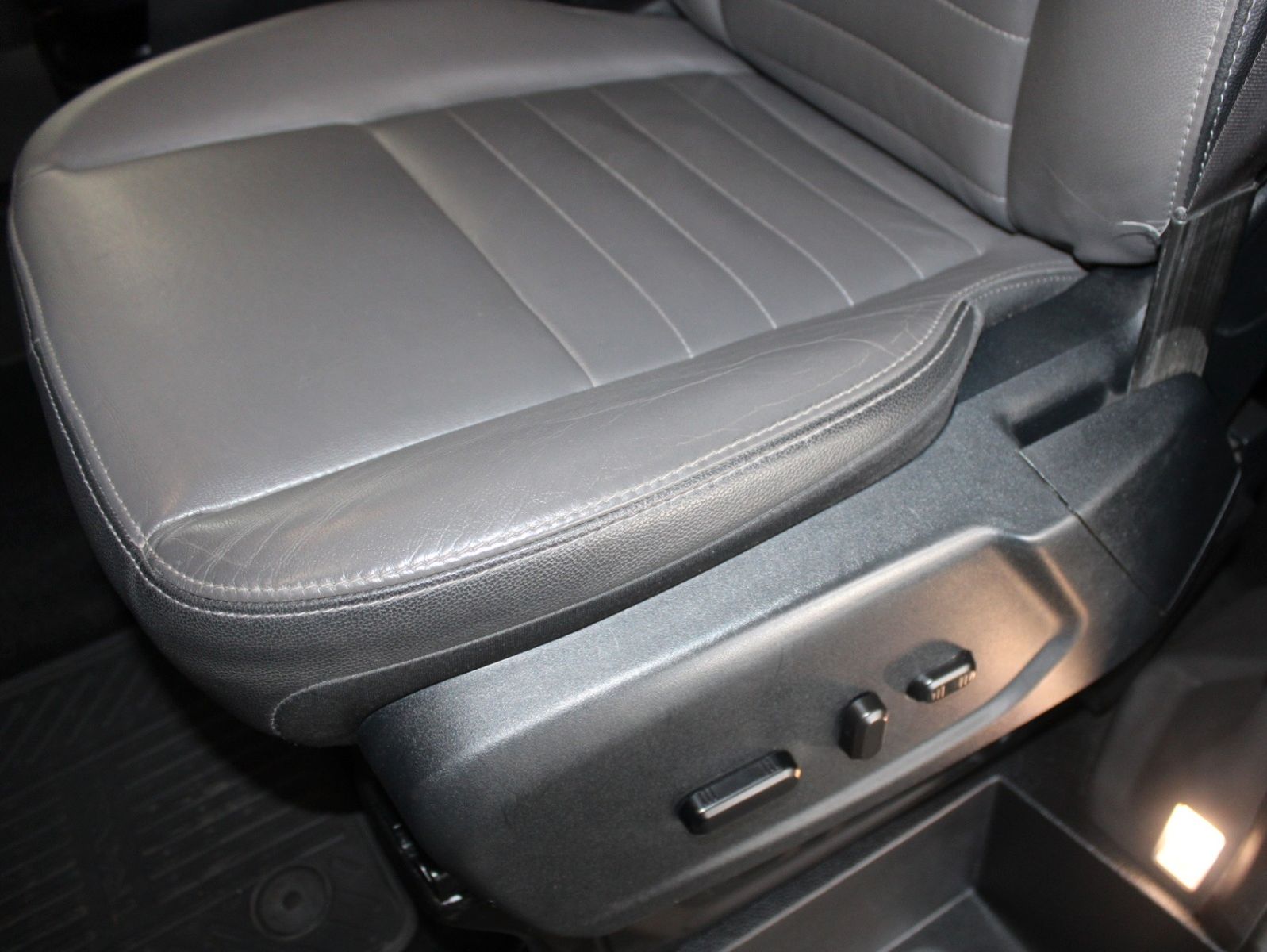 Fahrzeugabbildung Ford Tourneo Custom Titanium Aut. 8-Si STDZ LEDER AHK