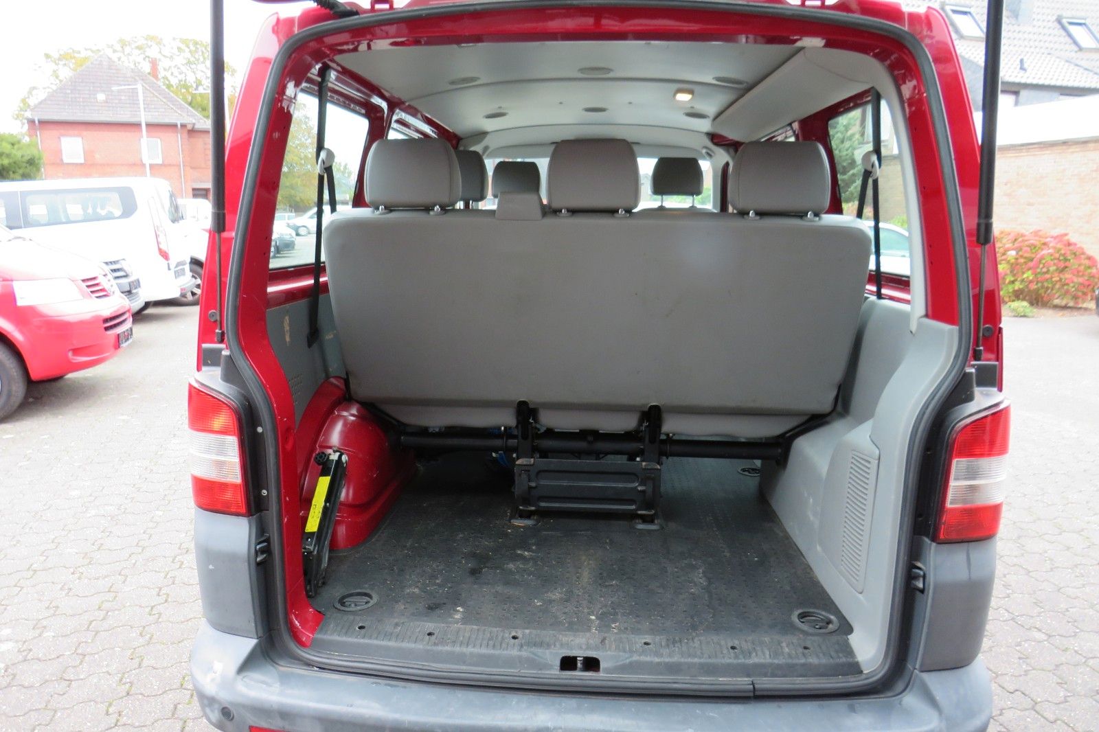 Fahrzeugabbildung Volkswagen T5 Kombi 4-Motion AHK 7 Sitz 158.000km