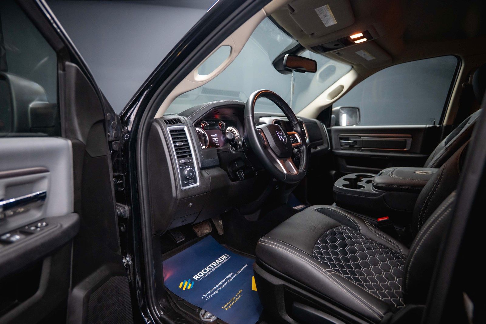 Fahrzeugabbildung Dodge RAM 3.6 V6 4x4 OFFROAD BLACK EDITION *LED*6Sitze