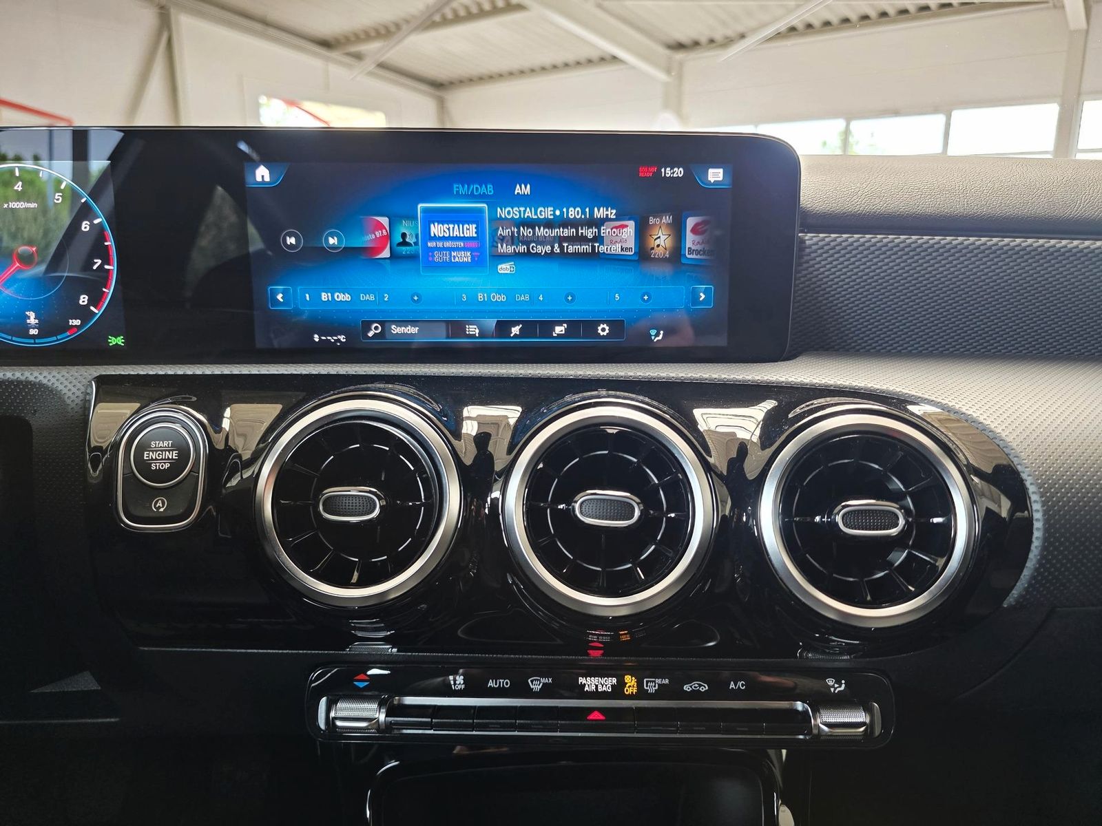 Fahrzeugabbildung Mercedes-Benz A 200 /LED/Navi/MBUX/DAB/VZE/Park-As./Induktion