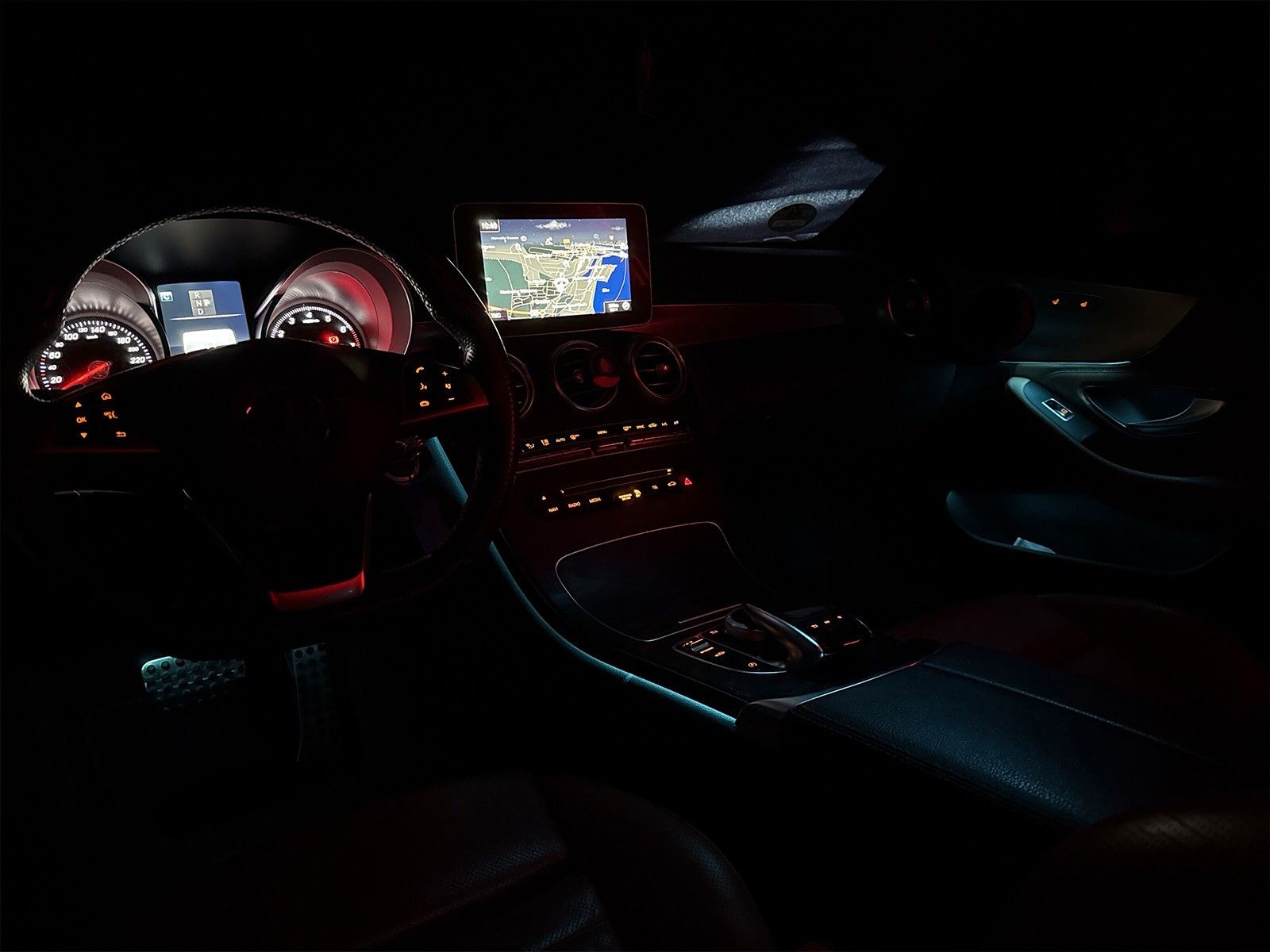 Fahrzeugabbildung Mercedes-Benz C 400 4Matic *AMG-Line*Panorama*Vollleder*Kamera