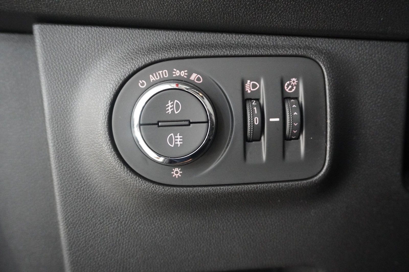 Fahrzeugabbildung Opel Corsa E Active 1.4  NAVI/PDC/SHZ/LHZ/ALU/TEMPO
