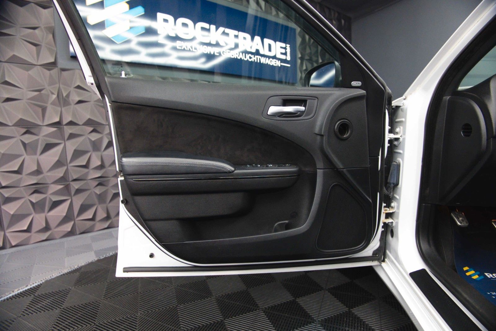 Fahrzeugabbildung Dodge Charger 3.6 4x4 SRT WIDE BODY ANGRY PANDA | LED