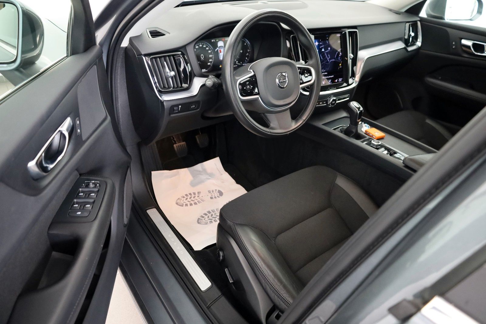 Fahrzeugabbildung Volvo V60 Momentum Pro Navi,LED,Kamera,SH,Tleder,AHK e