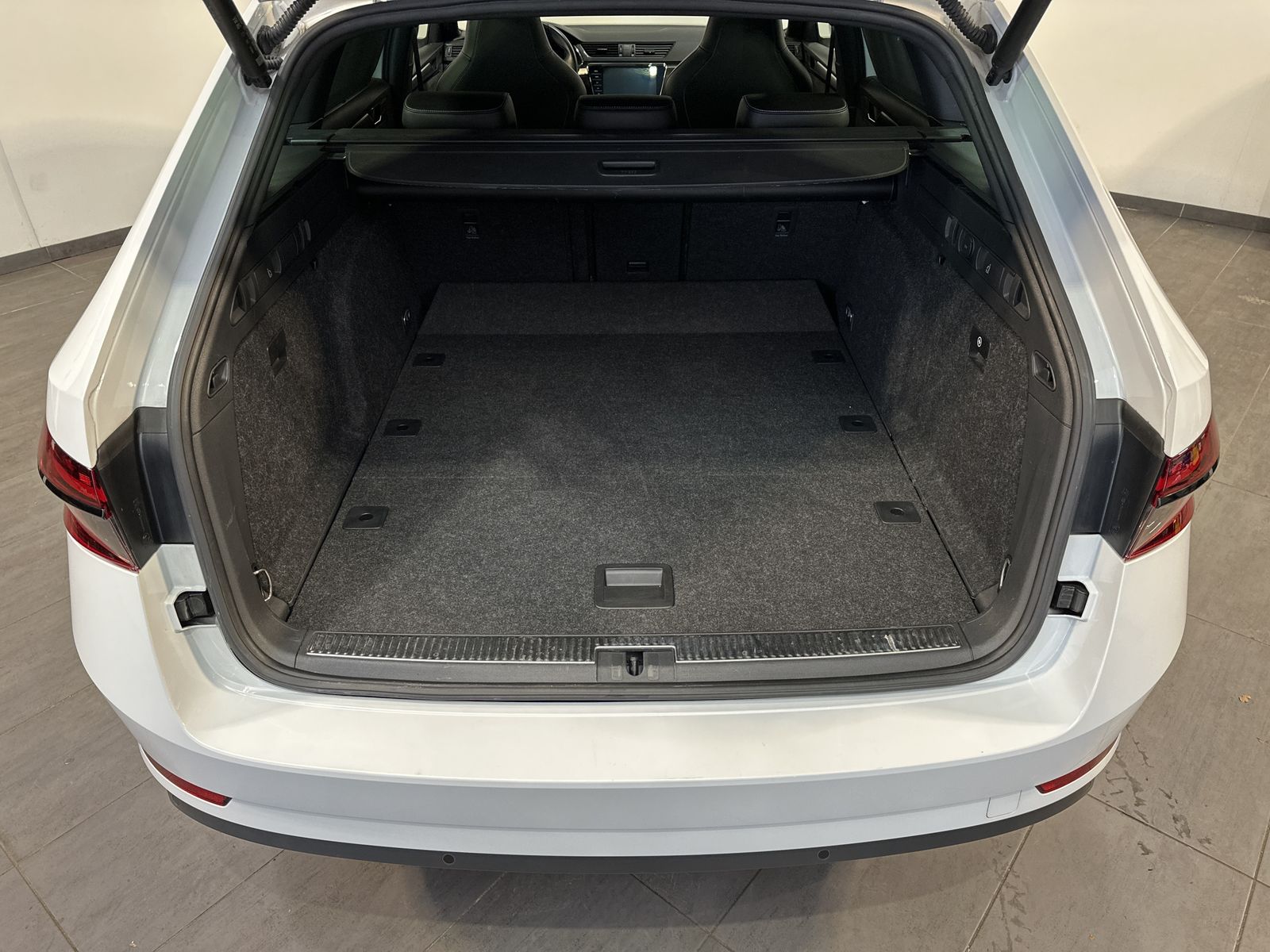 Fahrzeugabbildung SKODA Superb Combi Sportline 4x4 NAV+LED+PANO+360°+PLA