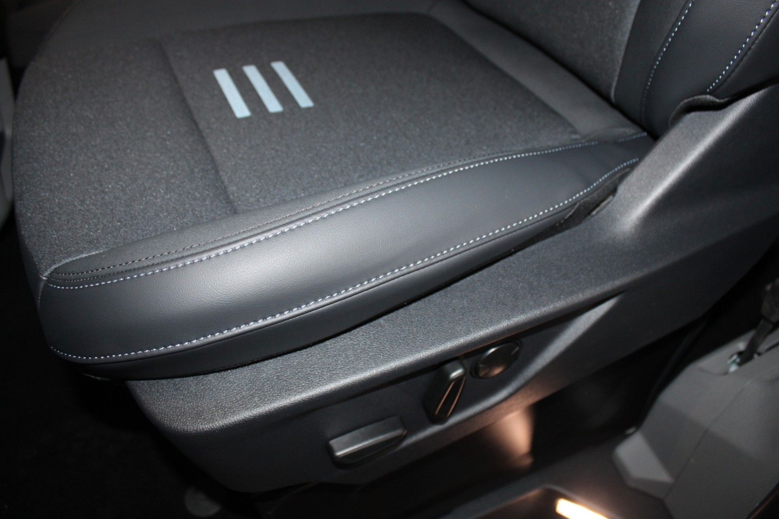 Fahrzeugabbildung Ford Tourneo Custom PHEV ACTIVE 8-Sitzer B&O NAVI LED