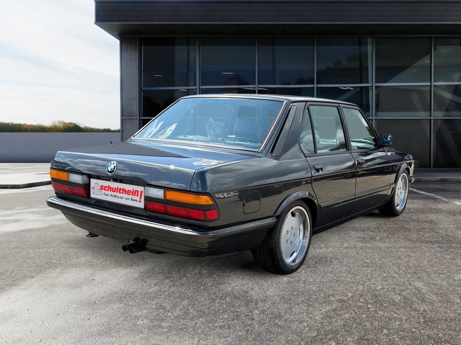 Fahrzeugabbildung BMW 535i