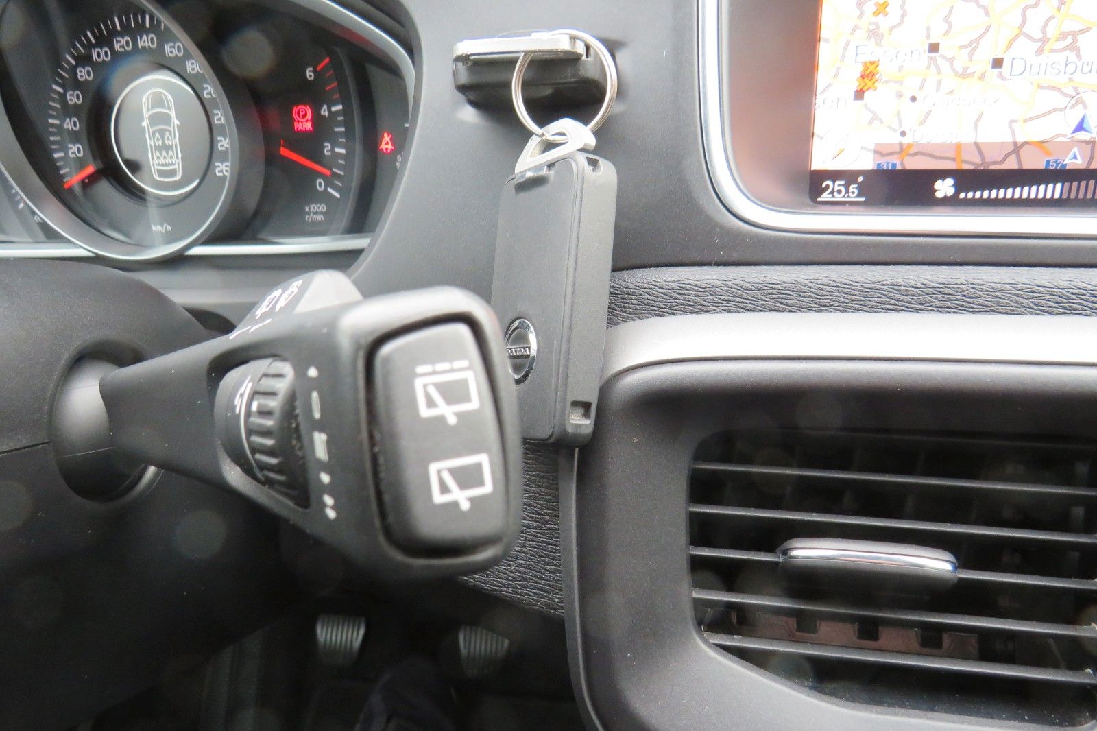 Fahrzeugabbildung Volvo V40 Kinetic NAVI TELVOR KLIMATRONIC 8-FACH ALU