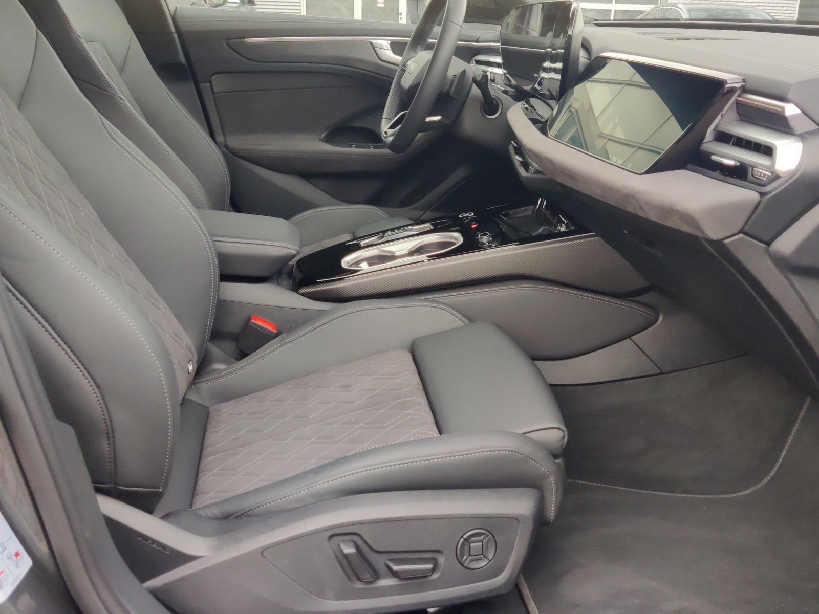 Fahrzeugabbildung Audi A6 Avant 2.0 TDI quattro edition one 360,MATRIX,
