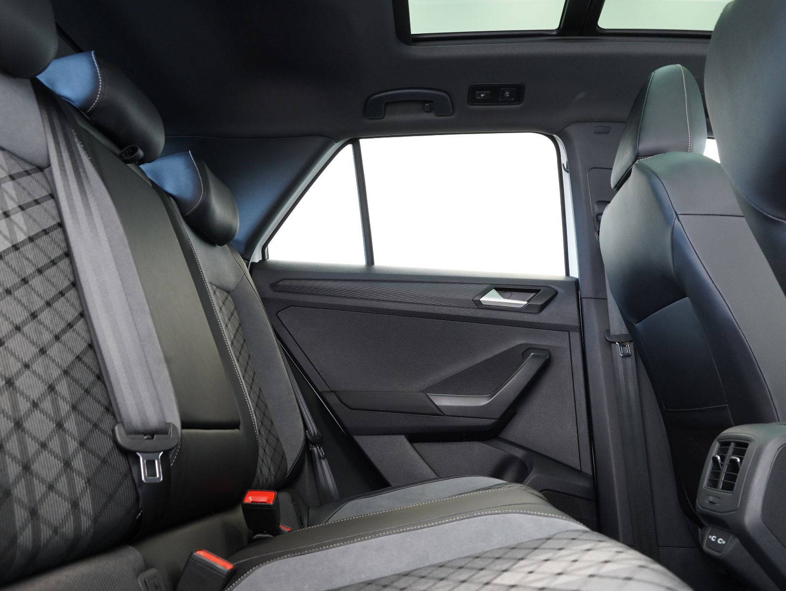 Fahrzeugabbildung Volkswagen T-Roc 1.5 TSI DSG R-Line BLACKSTYLE PANO