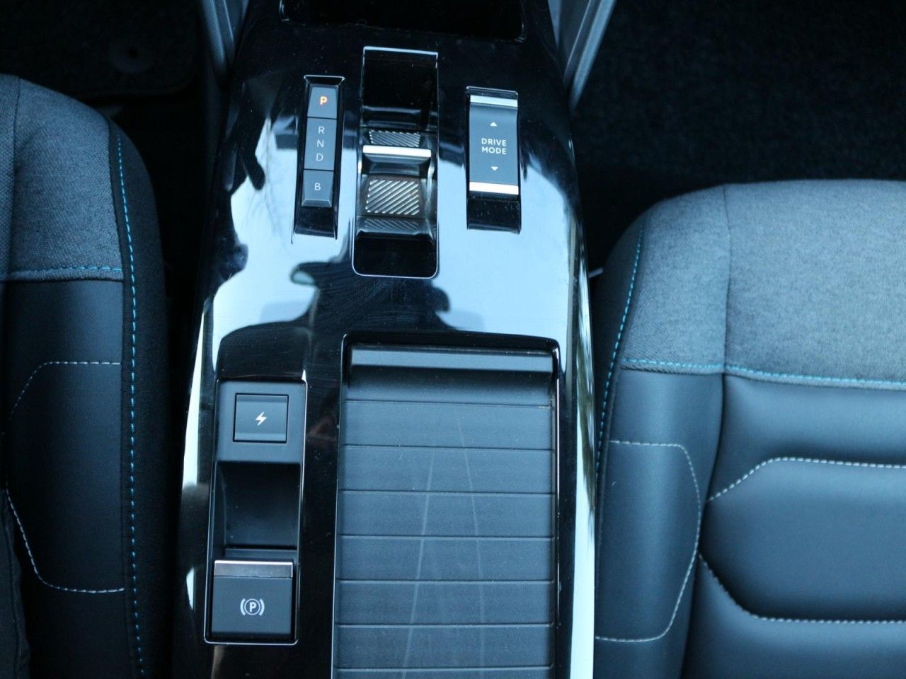 Fahrzeugabbildung Citroën ë-C4 SHINE 136