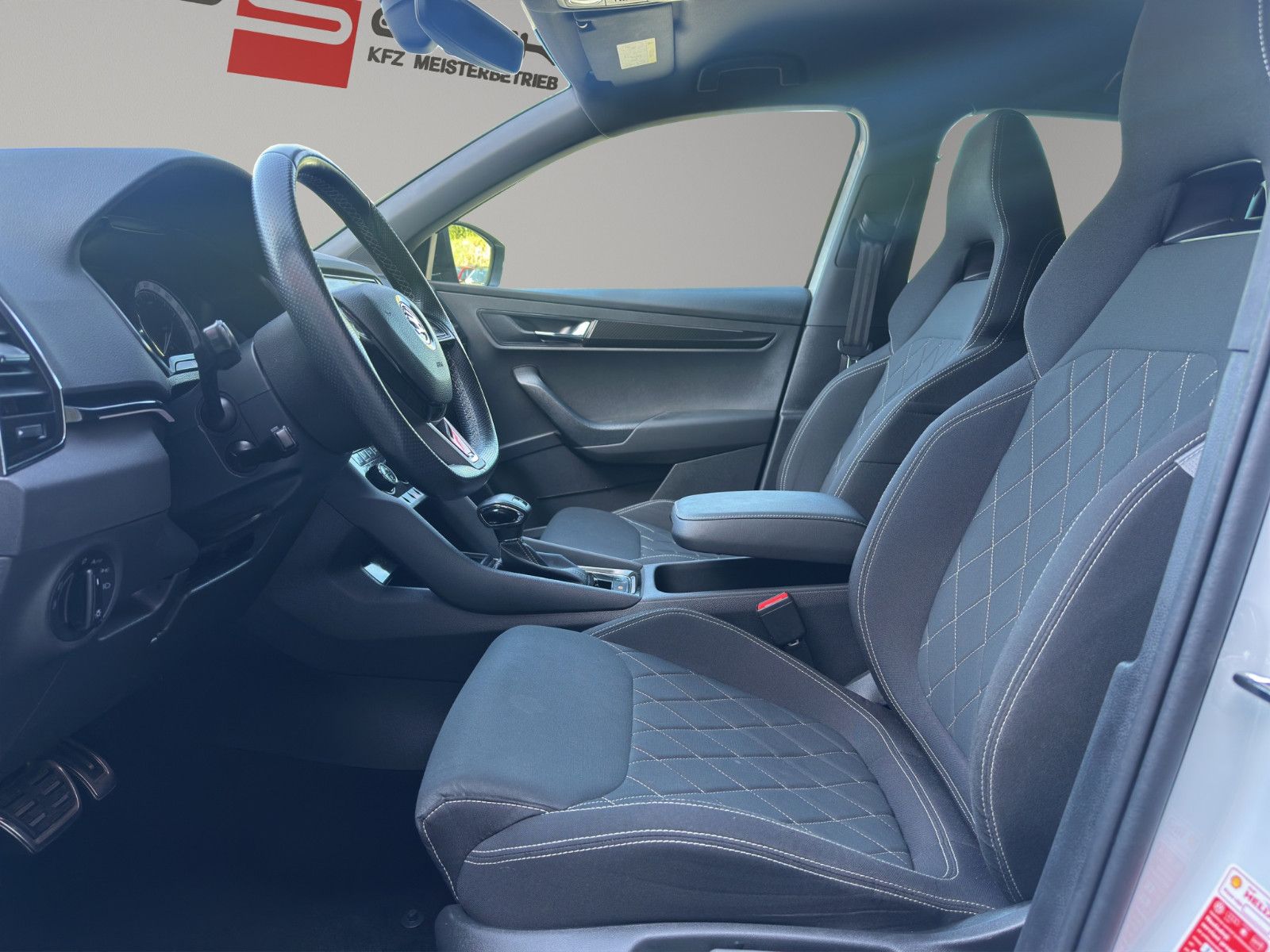 Fahrzeugabbildung SKODA KAROQ SPORTLINE DSG LED AHK APP KAMERA