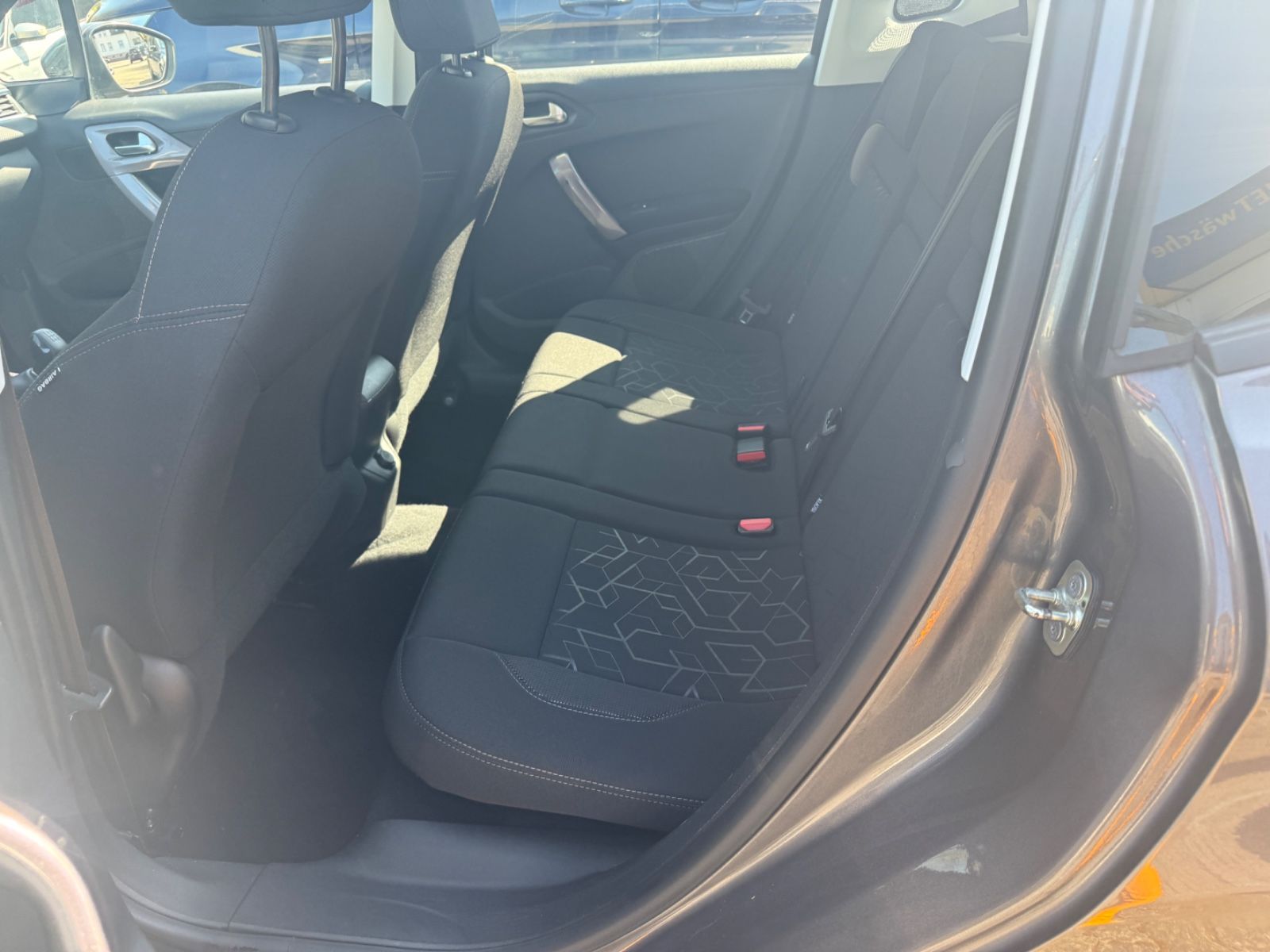 Fahrzeugabbildung Peugeot 2008 Active Klimaanlage