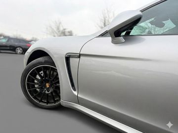 Porsche Panamera - 4