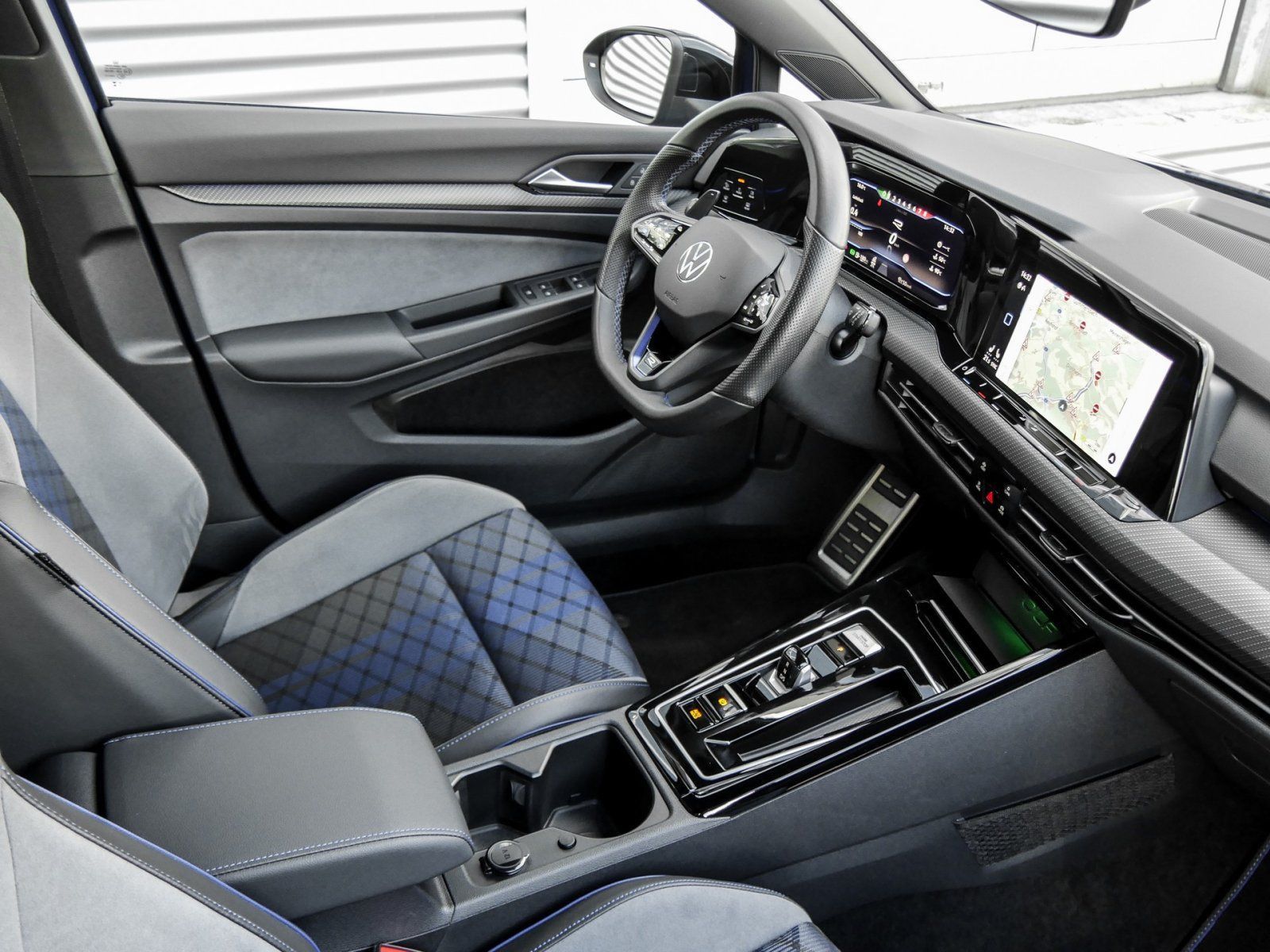Volkswagen Golf VIII 2.0 TSI R Performance BLACK STYLE KAME foto 4
