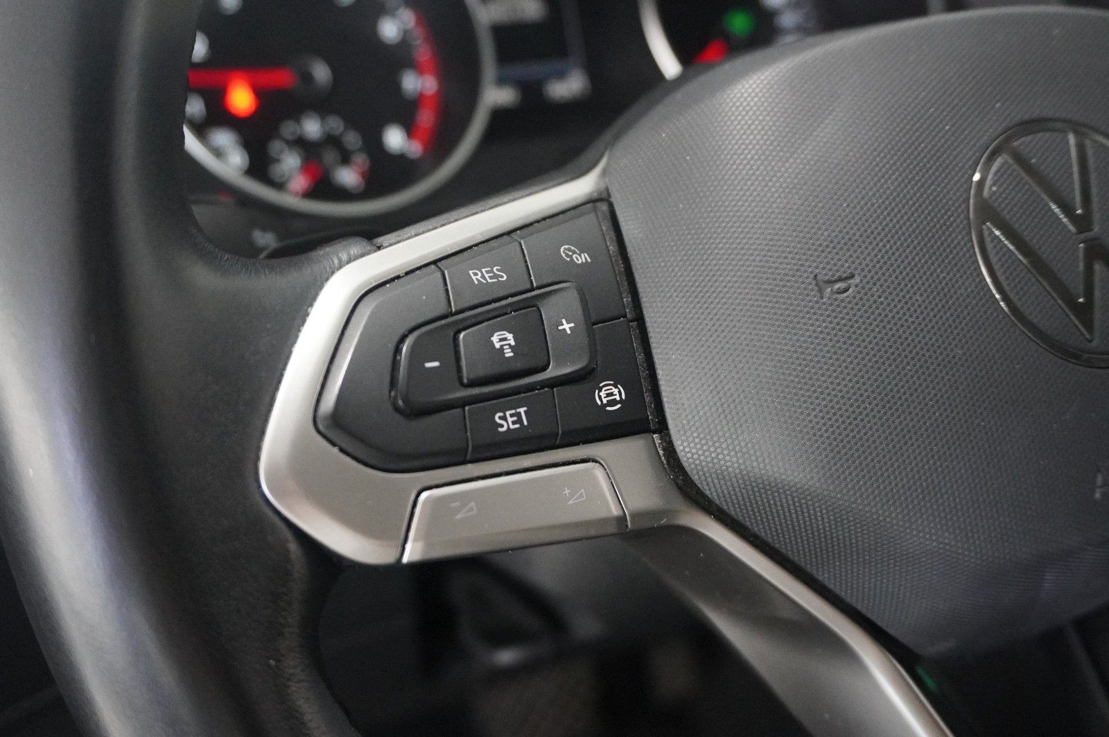 Fahrzeugabbildung Volkswagen Tiguan 1.5 TSI LIFE DSG NAVI/LED/ACC/SHZ/PDC/DAB