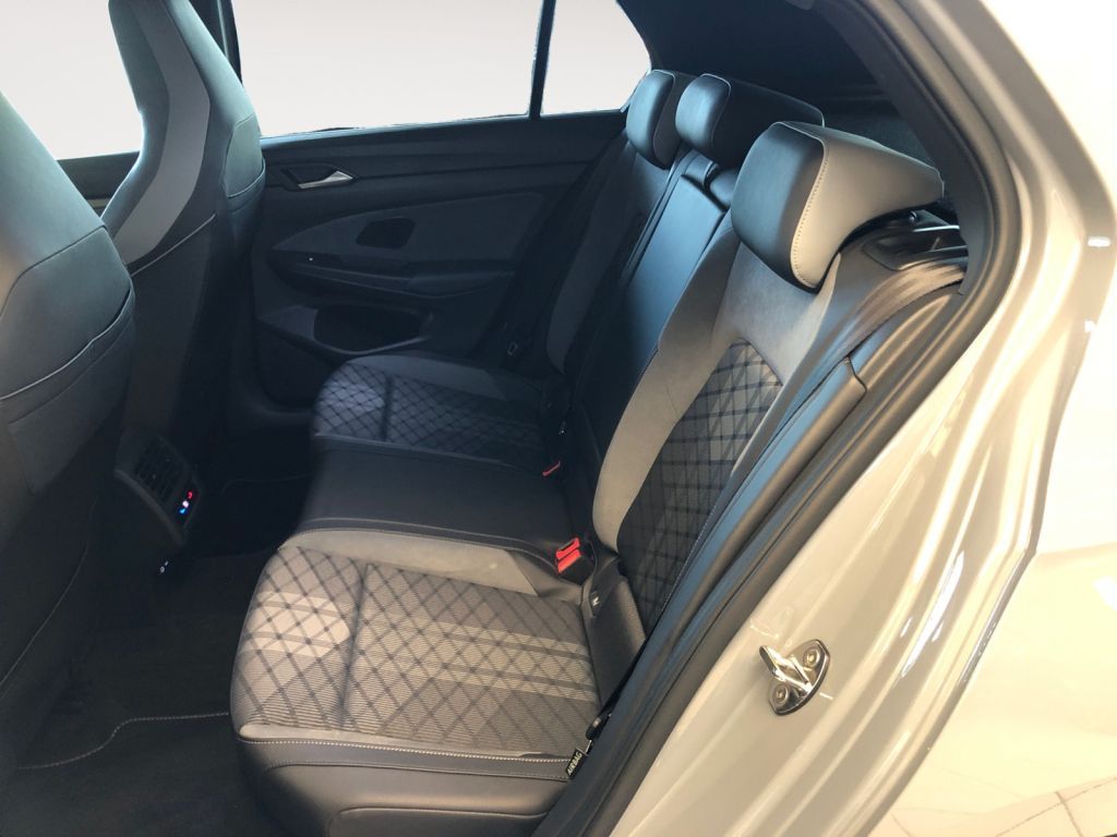 Fahrzeugabbildung Volkswagen Golf 1.5 eTSI OPF DSG R-Line