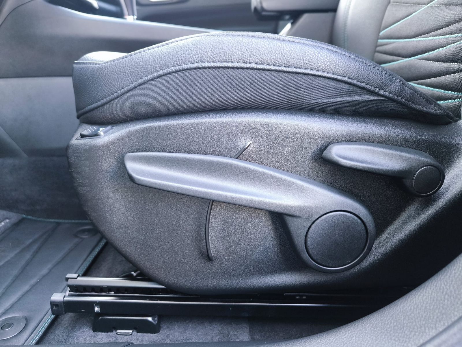 Fahrzeugabbildung Jeep Compass Upland 4WD PHEV VIRTU+NAVI+SHZ+KAM+ACC+