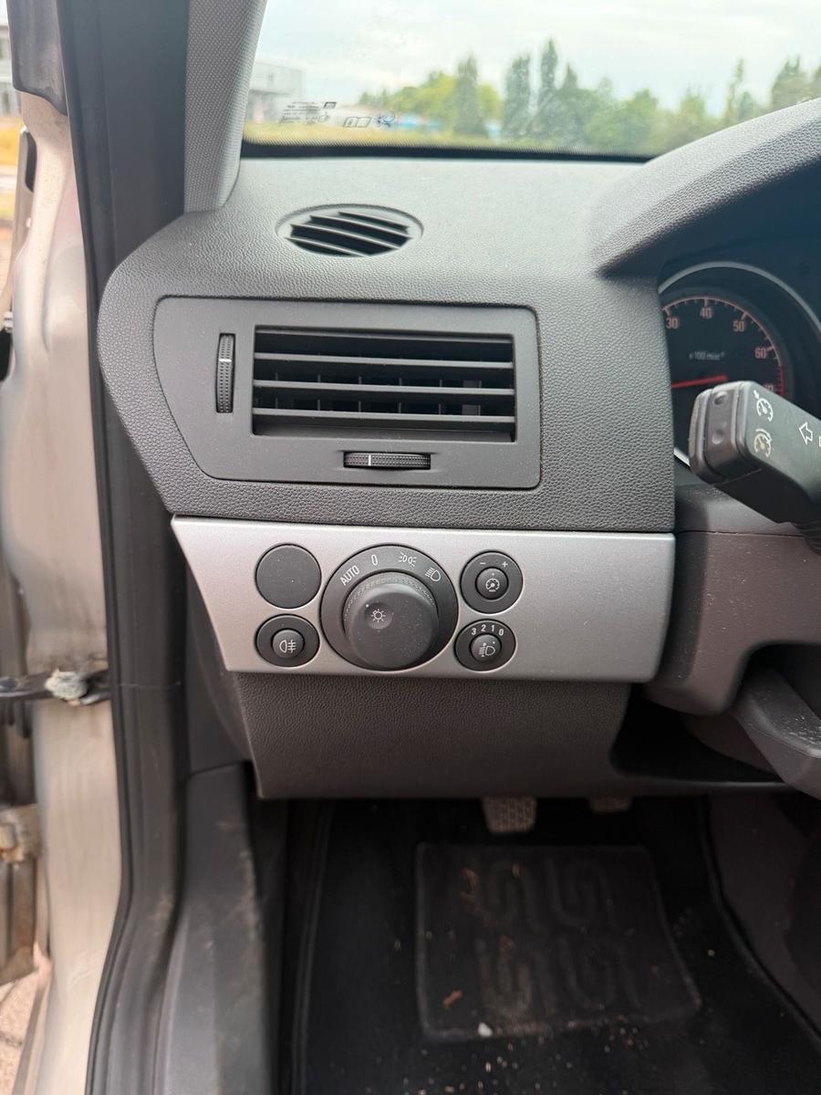 Opel Astra 2010 — photo 12