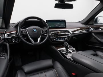 Fahrzeugabbildung BMW 530d xDr Tour Luxury Line ACC H/K Panorama DAB