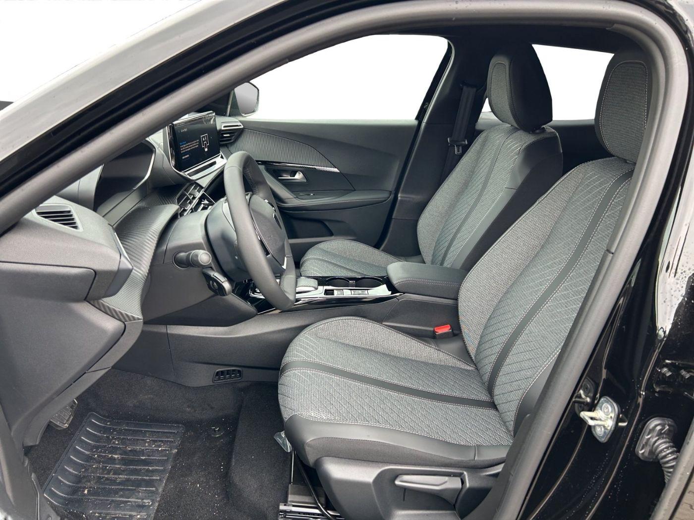 Peugeot 2008 1.2 145 Allure LED+SHZ+Alcant.+PDC+SpurH