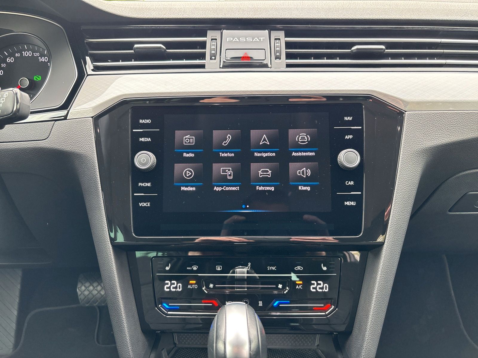 Fahrzeugabbildung Volkswagen Passat Variant 2.0 TDI Business AHK DCC Standhzg