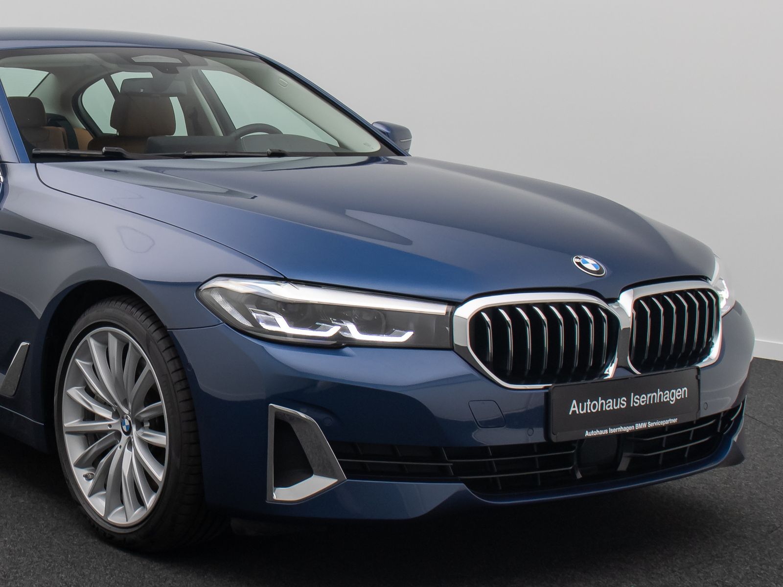 Fahrzeugabbildung BMW 530d xD LuxuryLine H/K DAB Komfort Alarm AHK ACC