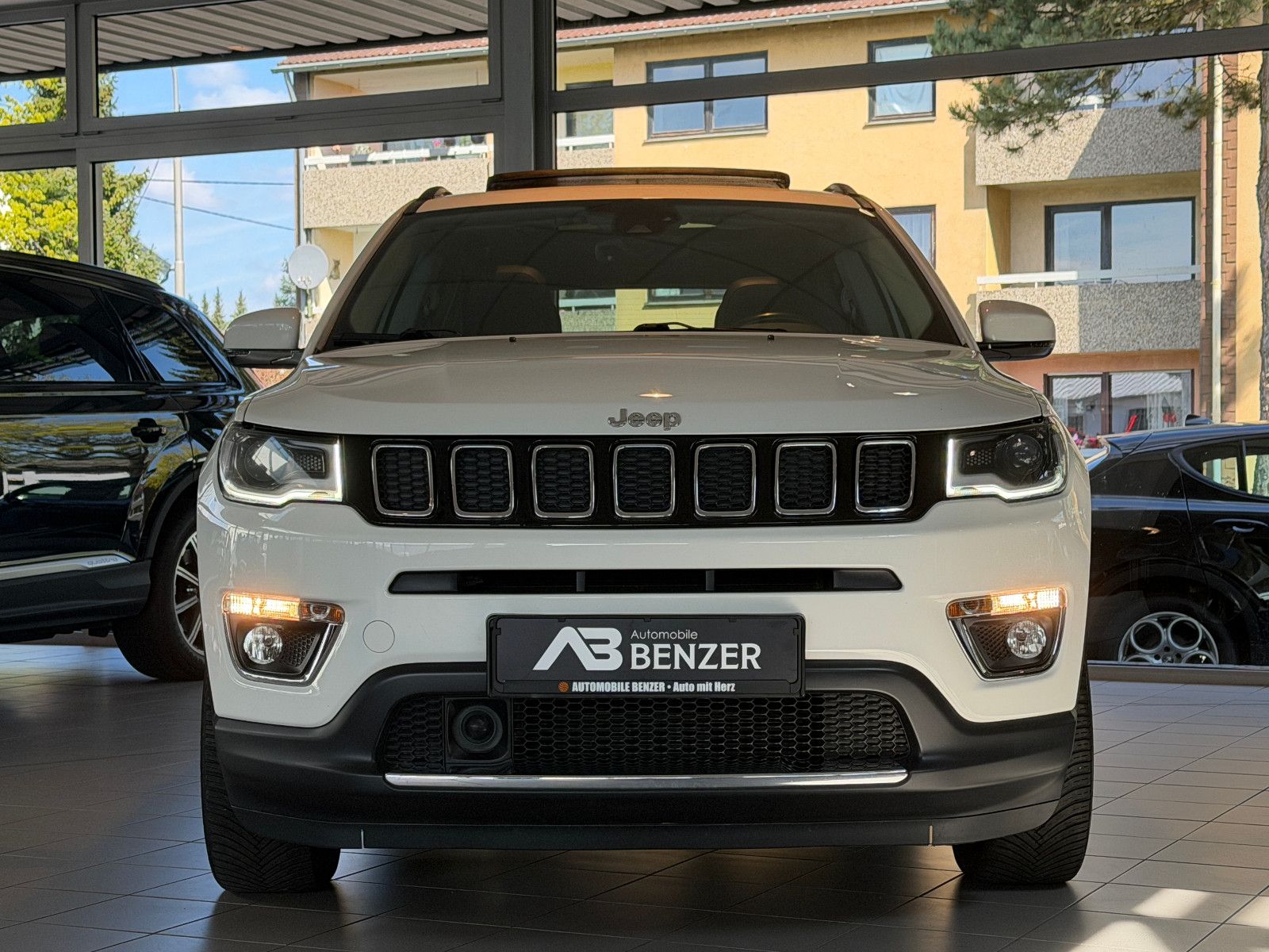Fahrzeugabbildung Jeep Compass Limited 4WD /PANO/SHZ/L-HEIZ/PDC