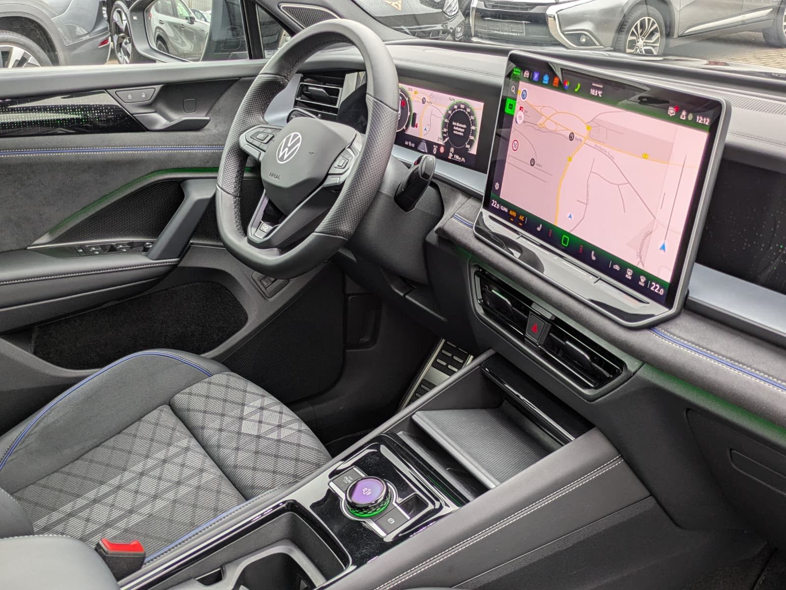 Fahrzeugabbildung Volkswagen Tayron 2.0 TDI 4M R-Line BLACK*7Si*MATRIX*PANO