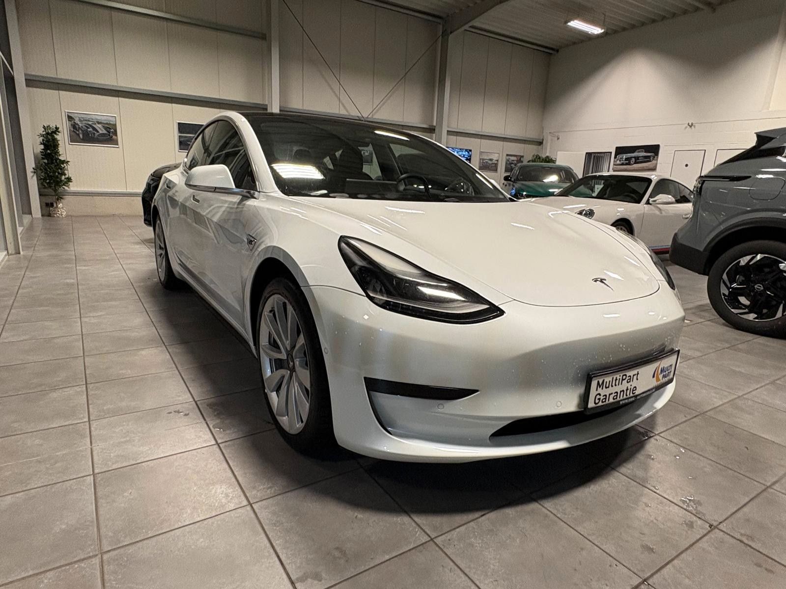 Fahrzeugabbildung Tesla Model 3 Standard Range Plus RWD