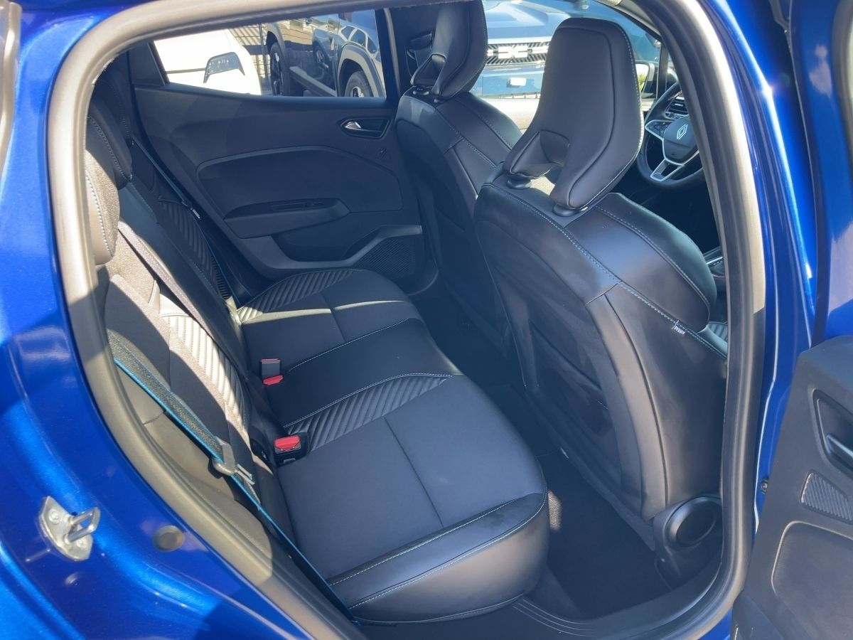 Fahrzeugabbildung Renault Clio Esprit Alpine Full Hybrid 145 360Kamera SHZ - mit KI generiert/bearbeitet