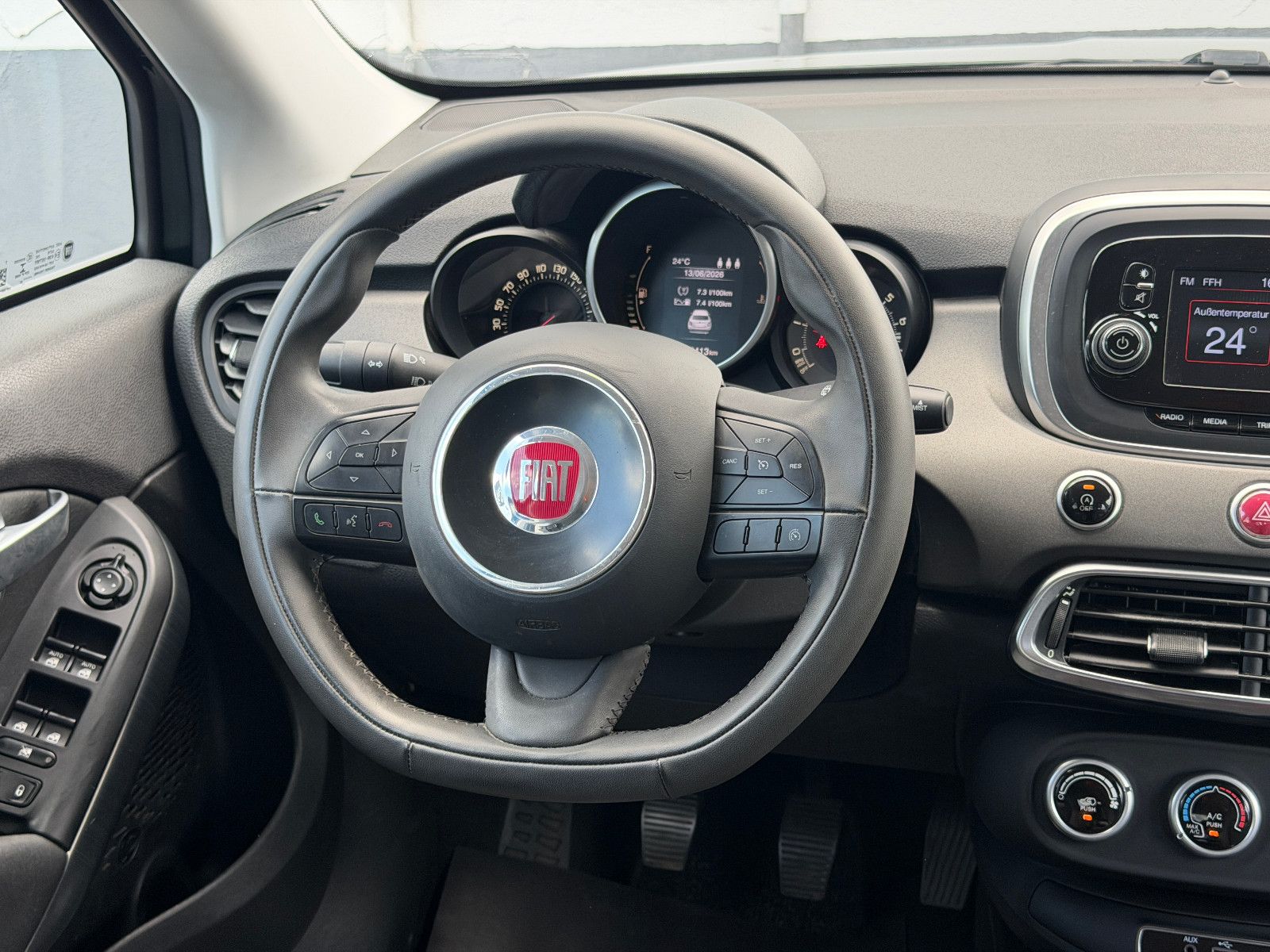 Fahrzeugabbildung Fiat 500X Cross/ UConnect / Fahrassistenz/Design-Kit